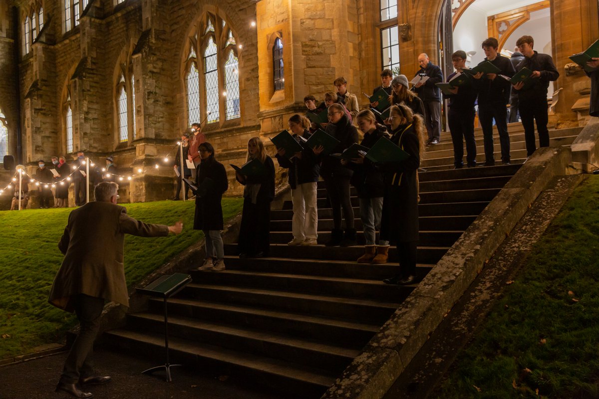 A beautiful #CarolService yesterday evening 🎶 #malcolfamily #Christmas