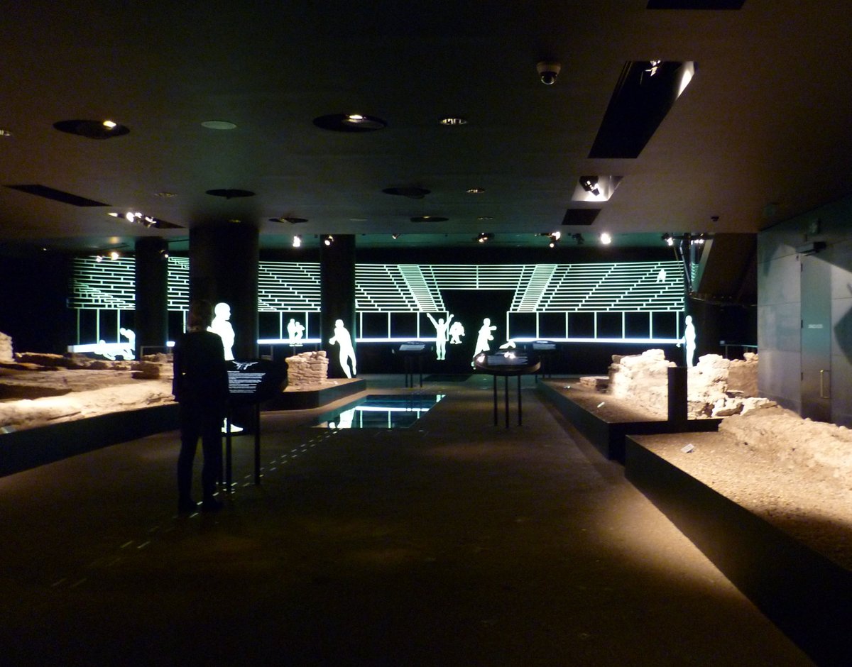 Though The  #Amphitheatre is 8 meters down, you still can visit it by going to the Guildhall Art Gallery."Inside you'll see the remains of the original walls, the drainage system, & even sand which was once used to soak up the blood from wounded Gladiators."(Historic).6/8