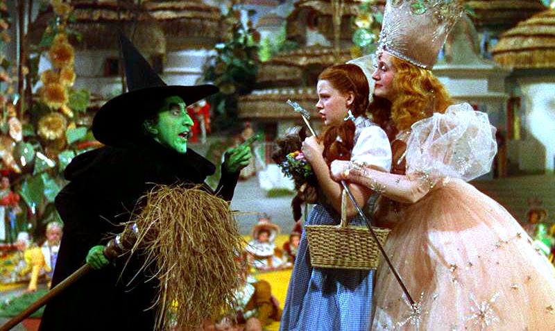 Remembering today the late 🇺🇸American actress #MargaretHamilton #BOTD 9 December 1902 in #Cleveland #Ohio, seen here in her dual role as
Miss Almira Gulch & the Wicked Witch of the West in the #MetroGoldenMayer musical fantasy 'The Wizard of Oz' (1939)
Dir. Victor Fleming
