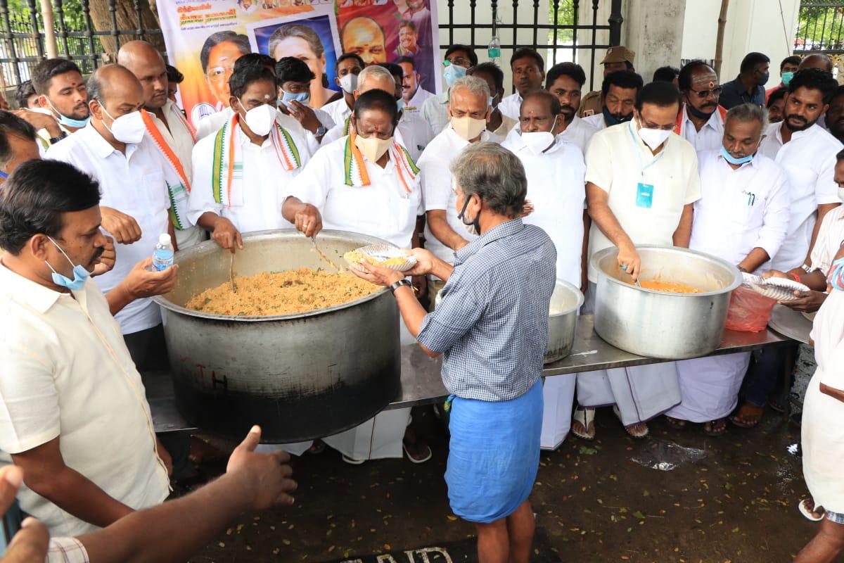 INCPuducherry's tweet photo. On the occasion of our Hon'ble Congress President Smt. #SoniaGandhi ji birthday, Food Distribution were held near Rajiv Gandhi Gov. Women &amp; Child Hospital &amp; at New Bus Stand. This program was organised by #Puducherry Youth Congress Social Media Wing &amp; Orlenpet BCC. @PuducherryPYC https://t.co/hGTJOGz8hR