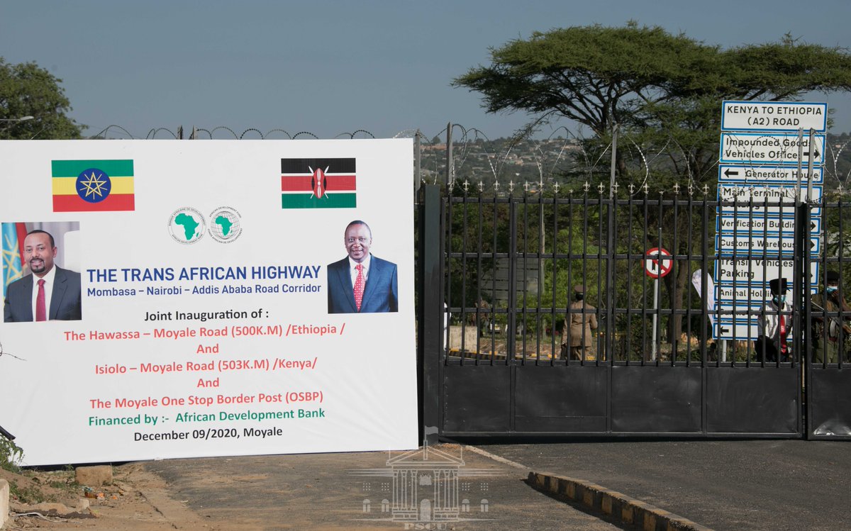 StateHouseKenya's tweet photo. 1/2 President Uhuru Kenyatta receives Dr @AbiyAhmedAli, Prime Minister of Ethiopia at the Moyale One-Stop Border Post in Marsabit County at the start of the Ethiopian leader's two-day official visit to Kenya. #KenyaEthiopiaRelations | @PMEthiopia @BaloziYatani @KeTreasury https://t.co/Xuli1PsaFy