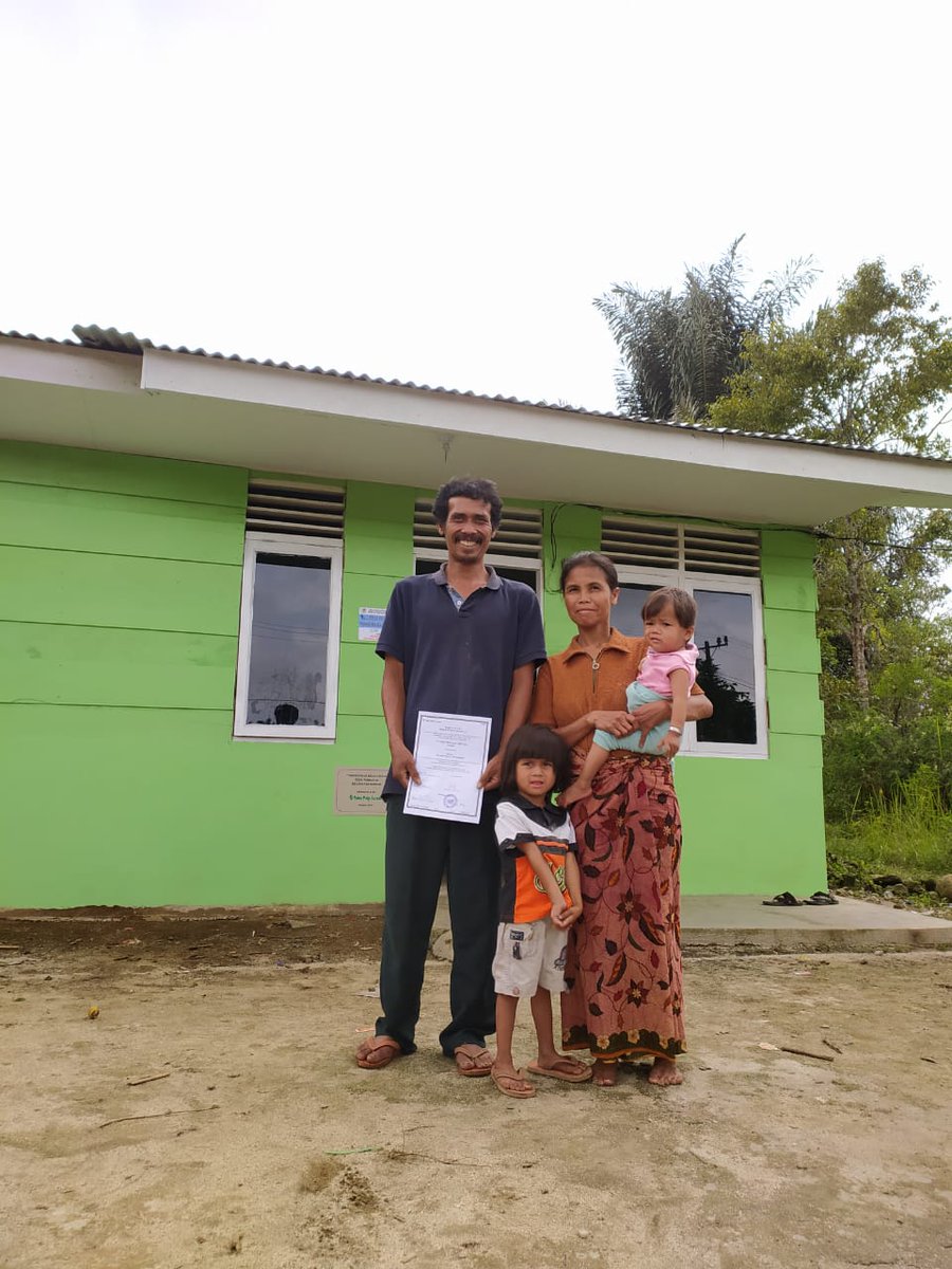 tobapulp_id's tweet photo. Senyum kebahagiaan terlihat saat kami datang ke rumah Bapak Freddy Pardosi, masyarakat Desa Purbatua, Kecamatan Borbor, Kabupaten Toba, yang rumahnya baru saja dibedah oleh Toba Pulp Lestari. https://t.co/VdY8WbVYd0