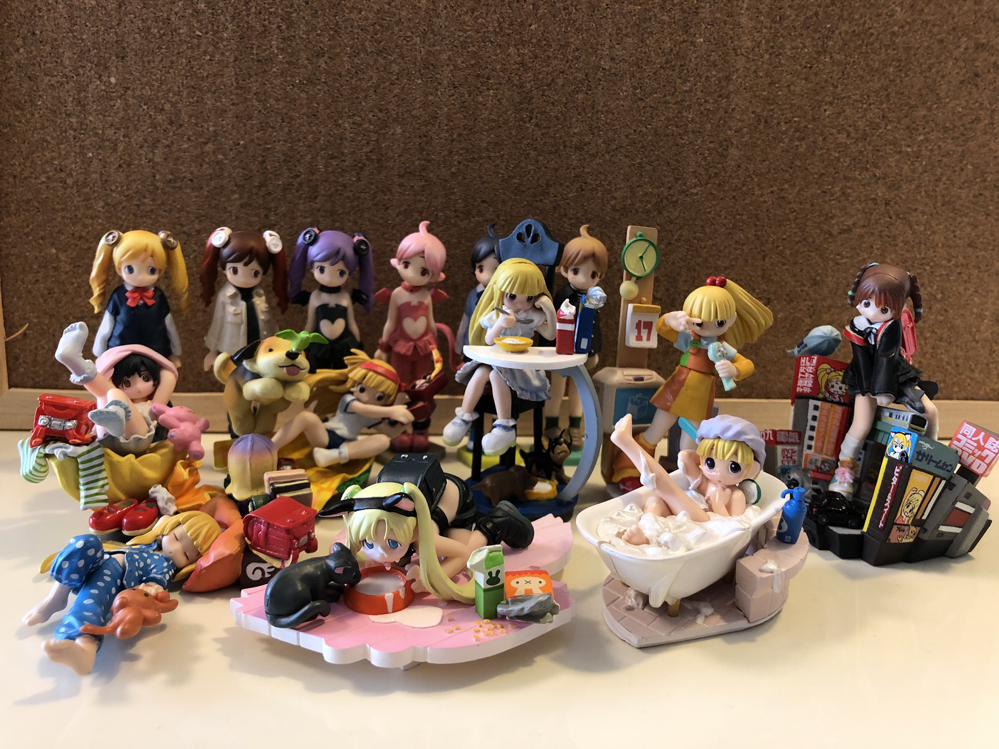 Twitter 上的 あやらん 綾永らん フィギュア片付け中 懐かしの 週刊わたおに リセヴィネ リカヴィネ などなど 手放そうかと思うので 記念に写真撮ってtwitterにあげておく 引き取ってくれる所あるかな 箱に入ってるのはまだましだけど バラはいい加減な保存