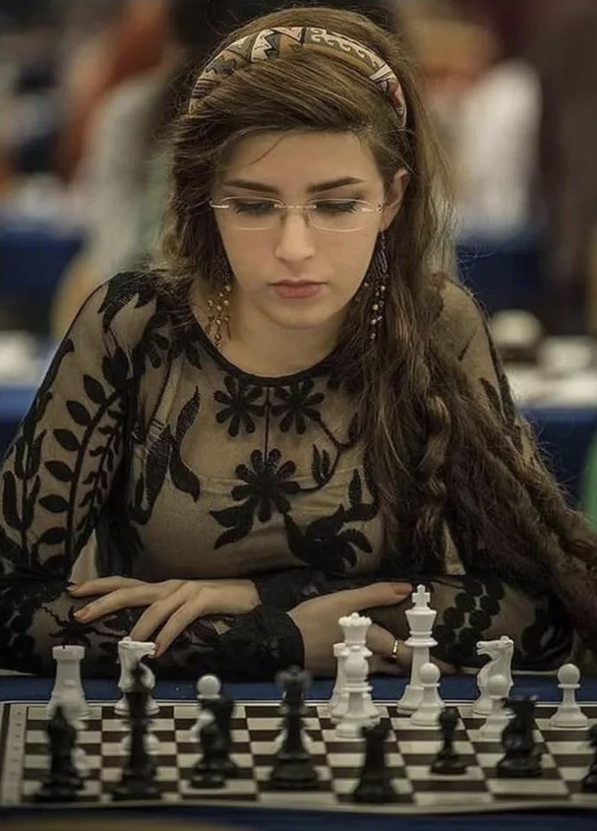 Iranska schackspelaren Dorsa Derakhshani spelar för USA eftersom det iranska laget förbjudit henne att spela utan hijab.