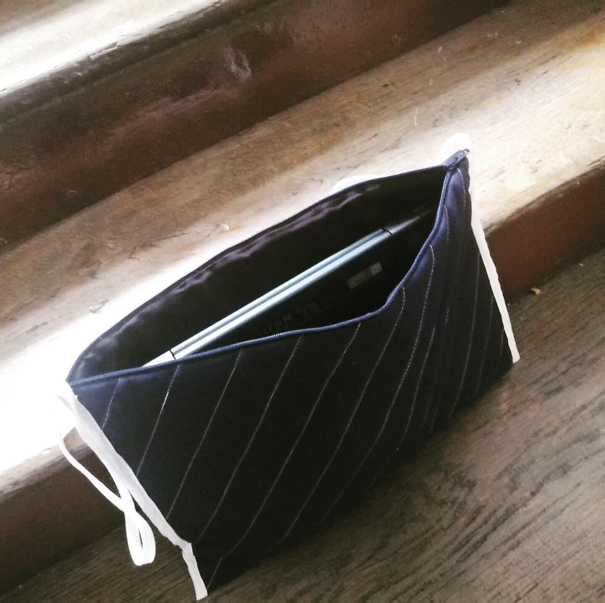 albertdemun's tweet photo. 💻 Pochette d'ordinateur réalisée par Lorraine Riss, élève de CAP Mode.
#metiersdelamode #capmode https://t.co/esw4T2V9wh