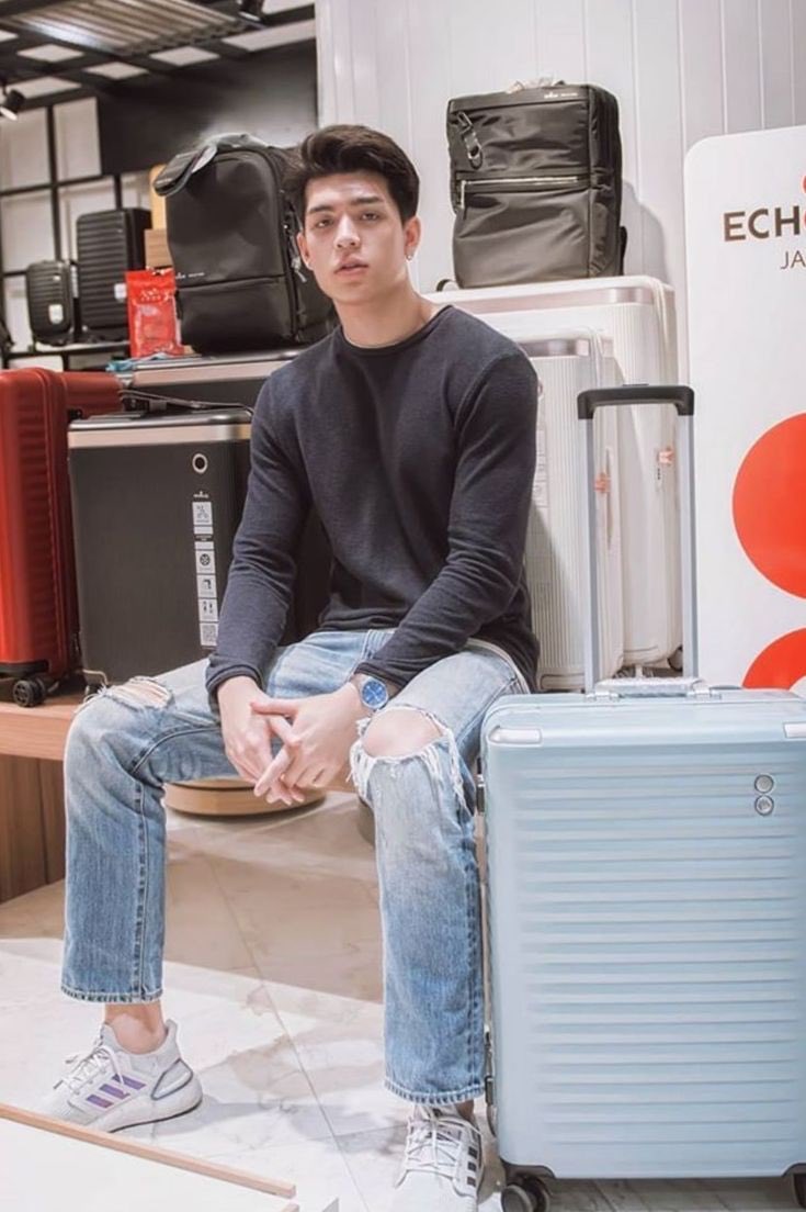 —La mañana del ocho de diciembre llega a Tailandia tras un largo vuelo, en compañía de su novia y Ramsés. El viaje era para la boda Joyny que sería en cosa de días y no pensaban faltar luego de esperarla por tanto tiempo.—