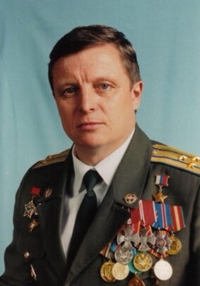 9 декабря 1959 родился Анатолий Александрович САФРОНОВ -командир вертолётного полка 

Он прошёл Афганистан, две чеченские, спас не одну сотню солдатских жизней..
В 2000-м в Чечне, когда разведрота попала в засаду и понесла потери, вывез из окружения 19 раненых и 6 погибших бойцов
