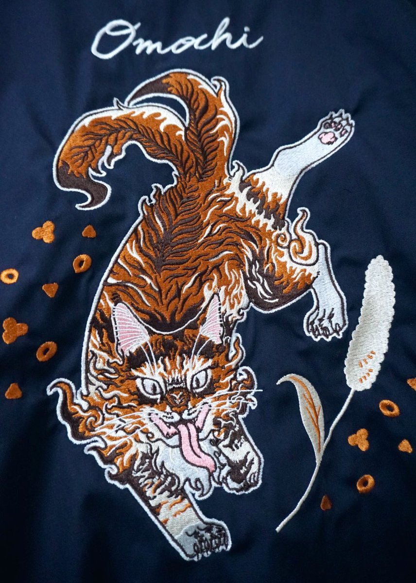「化け猫おもちジャケットが来ました!
想像以上に綺麗に刺繍していただきました!?
」|995🐈ﾆｬﾝﾌｪｽG-06のイラスト