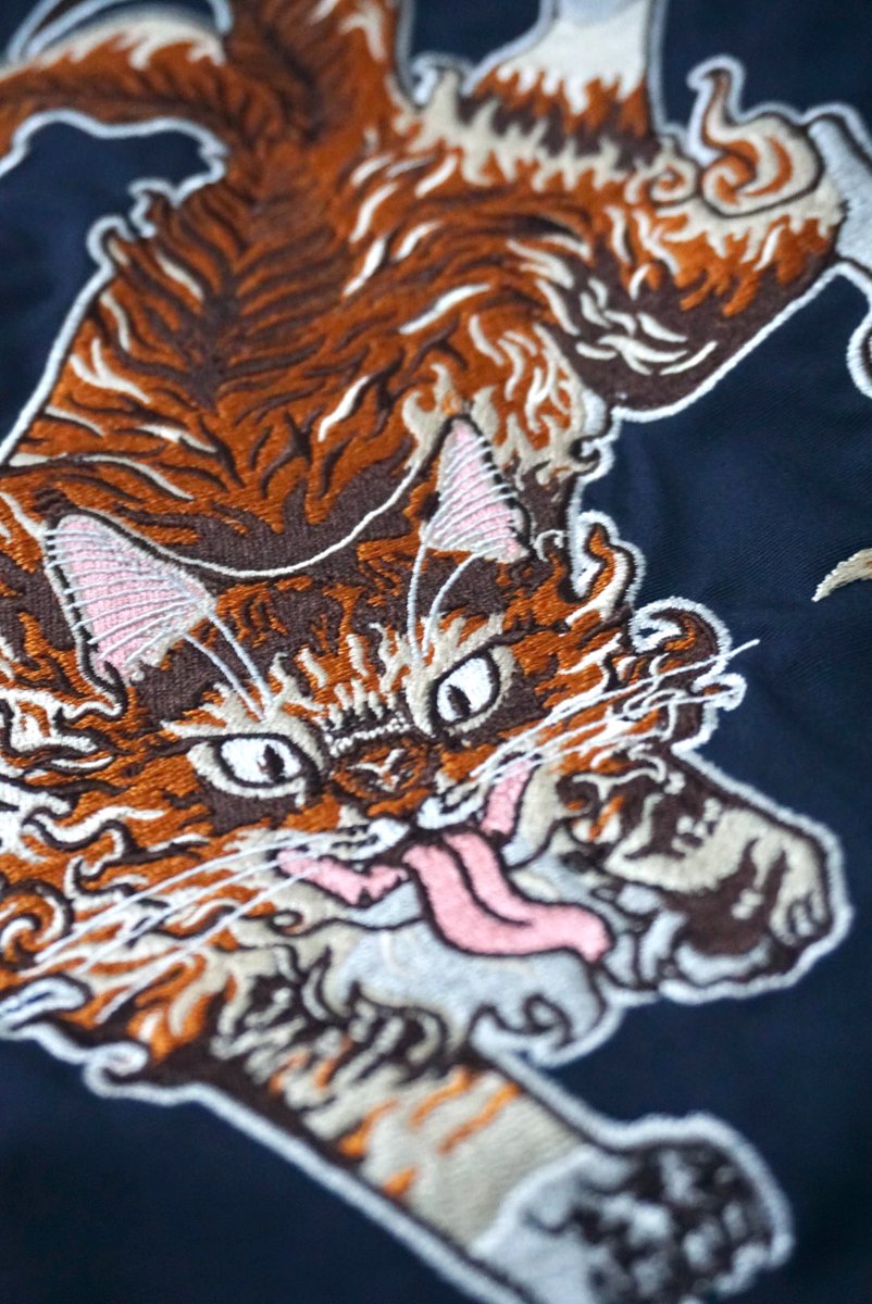 「化け猫おもちジャケットが来ました!
想像以上に綺麗に刺繍していただきました!?
」|995🐈ﾆｬﾝﾌｪｽG-06のイラスト