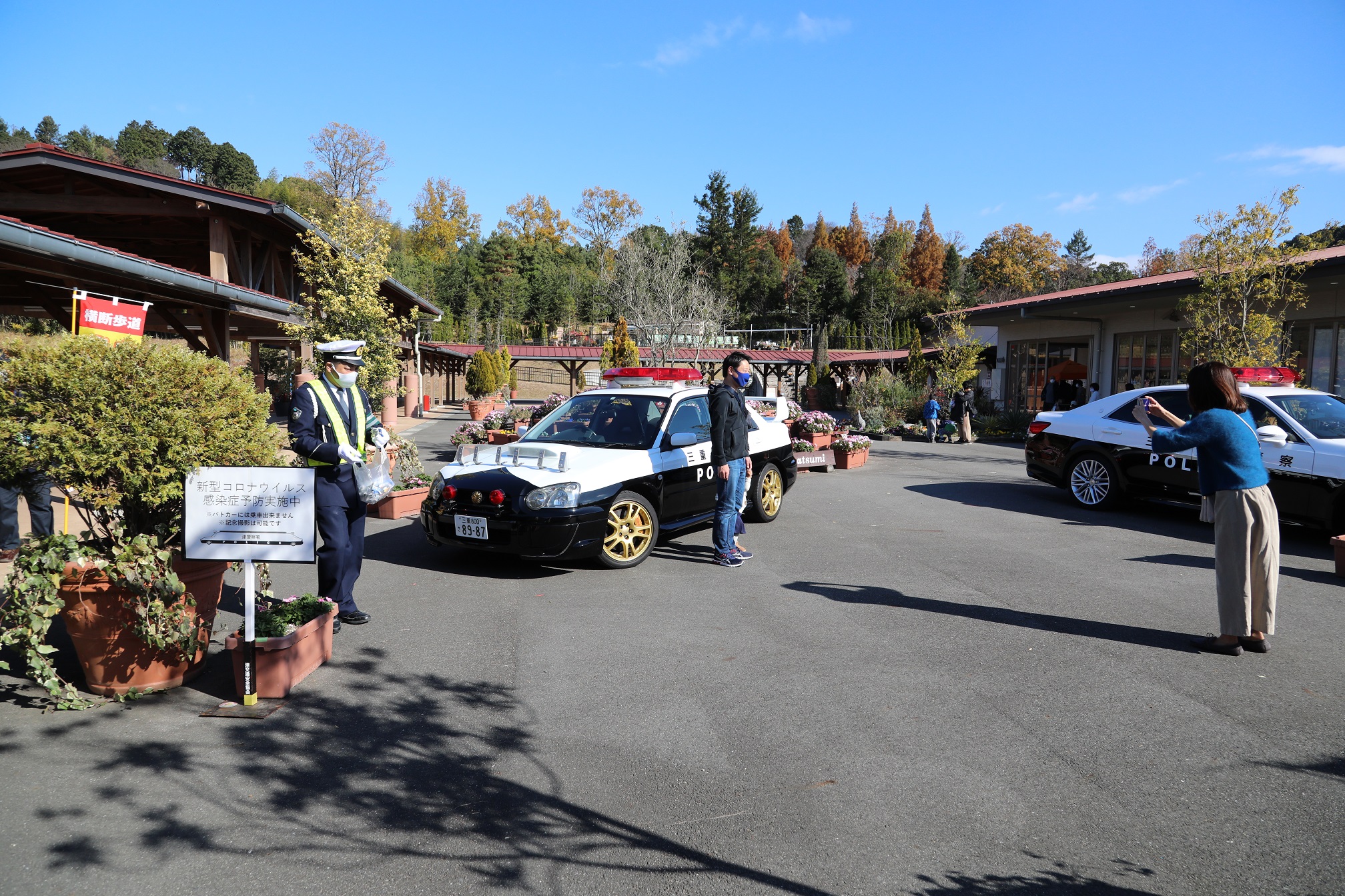 三重県警察広報室 津署から 12月5日 土 高野尾花街道 朝津味 において交通安全啓発を行いました 関係機関 団体 ボランティアの協力で 横断歩道における歩行者優先など 交通ルールの遵守について広く呼び掛けることができました