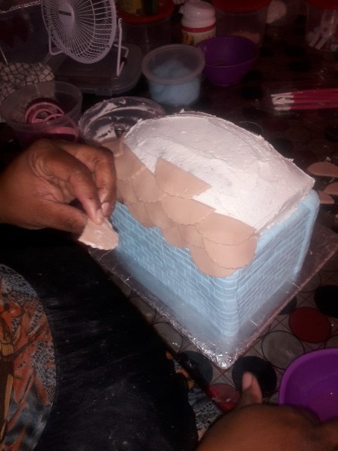 When I look at that cake, I want to run away. What was I doing? I didnt even know I cld have googled for builders themed cake ideas! Shem