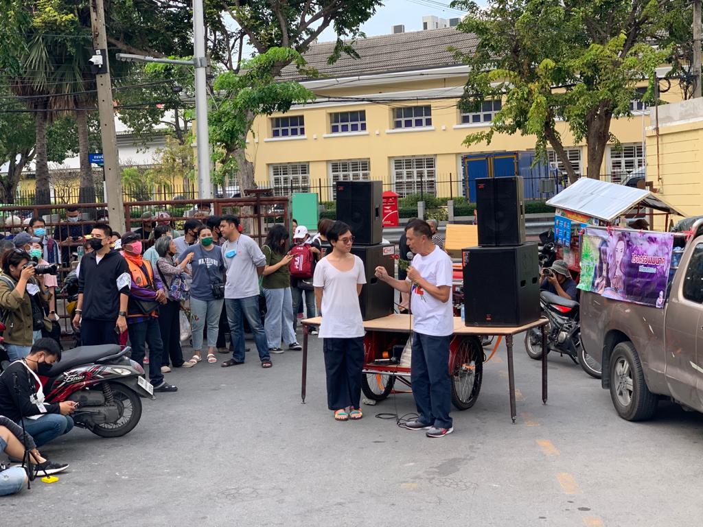 MayWongST's tweet image. Key #Thailand activist @pruksakasemsuk, who just reported himself to police station over new #Lesemajeste charges urging all to be at #Bangkok #UN HQ Dec 10 to ask for that law to be revoked. He was previously jailed 7 years under that same law  #abOlish112 #ยกเลิก112