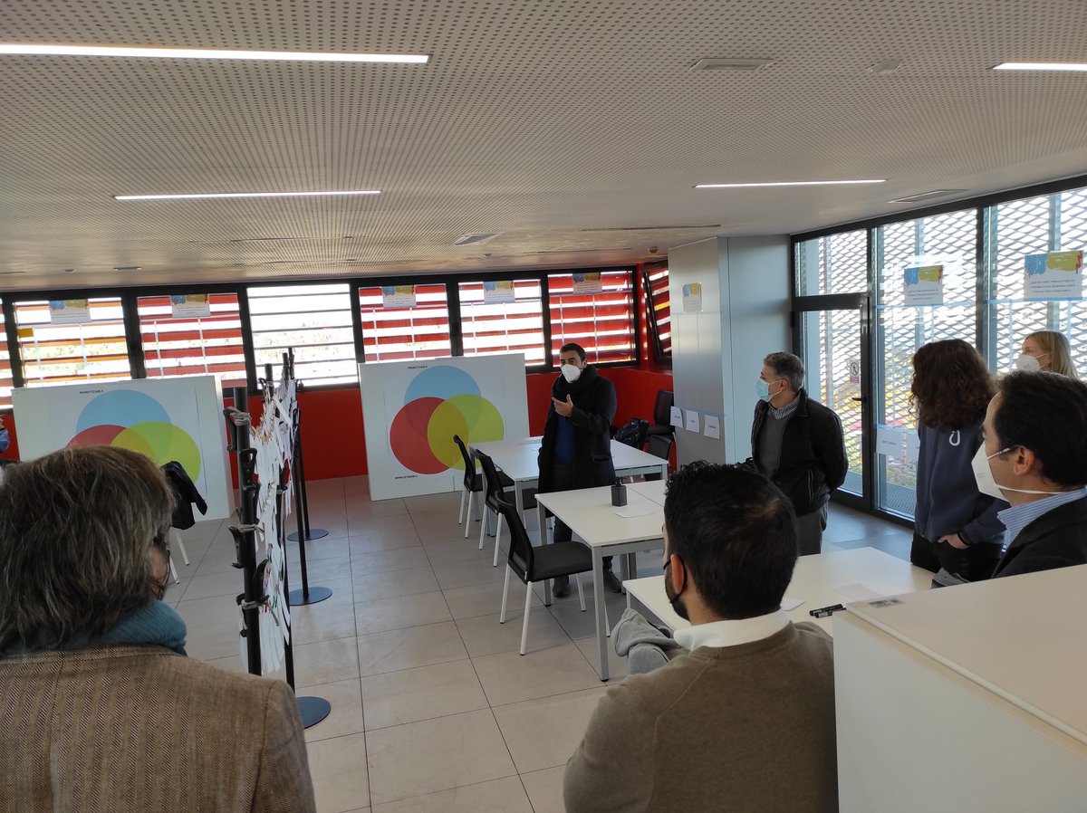 PoloDigitalMLG's tweet photo. ¿Qué te llevarías a un picnic? Un móvil, fruta, mascarilla, familiares,... 
Comienza el Taller de Co-diseño de la primera jornada de innovación digital de #Córdoba y @ayuncordoba_es 
Proyectando innovación para construir el #polodigitalcórdoba #polosfera https://t.co/jgYanVDZDy