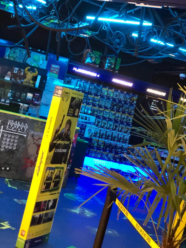 Micromania_Fr's tweet photo. Il se passe quelque chose dans notre magasin de La Défense ... #Cyberpunk2077 

Êtes-vous prêt pour la sortie du jeu ? https://t.co/GwZ7TlE37t