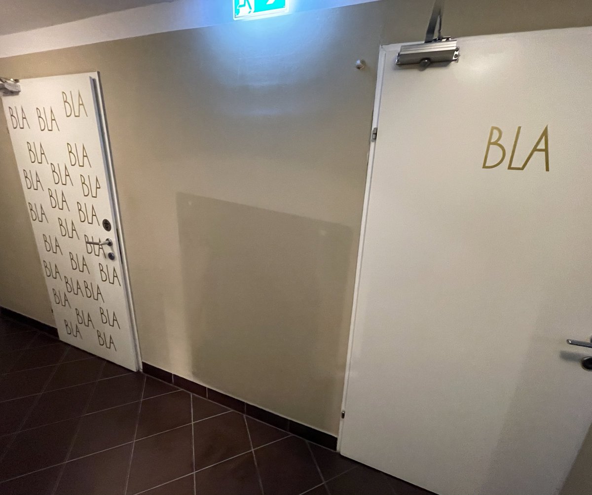 Séparer les toilettes pour gens bavards et gens pas bavards ? Pourquoi pas, c'est original ! 👌👀 (pic via <a href="/Helge/">Helge Fahrnberger</a>)