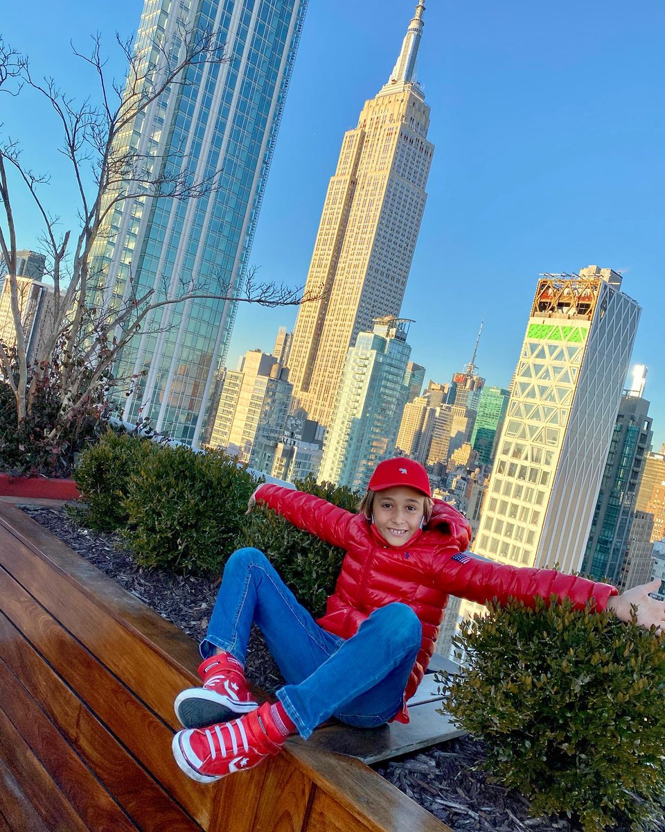 ArthurADMonde's tweet photo. Arthur vient d’arriver à New York. Un petit coucou à la Big Apple avant la suite du reportage en Tanzanie. #arthur #newyork #newyorkcity #newyorker #manhattan #usa #us #etatsunis🇺🇸 #hi #hello #twa #jfk #superconstellation #constellation @carou03 @pierre_brouwers #happykid #travel https://t.co/5jMieWXu5A