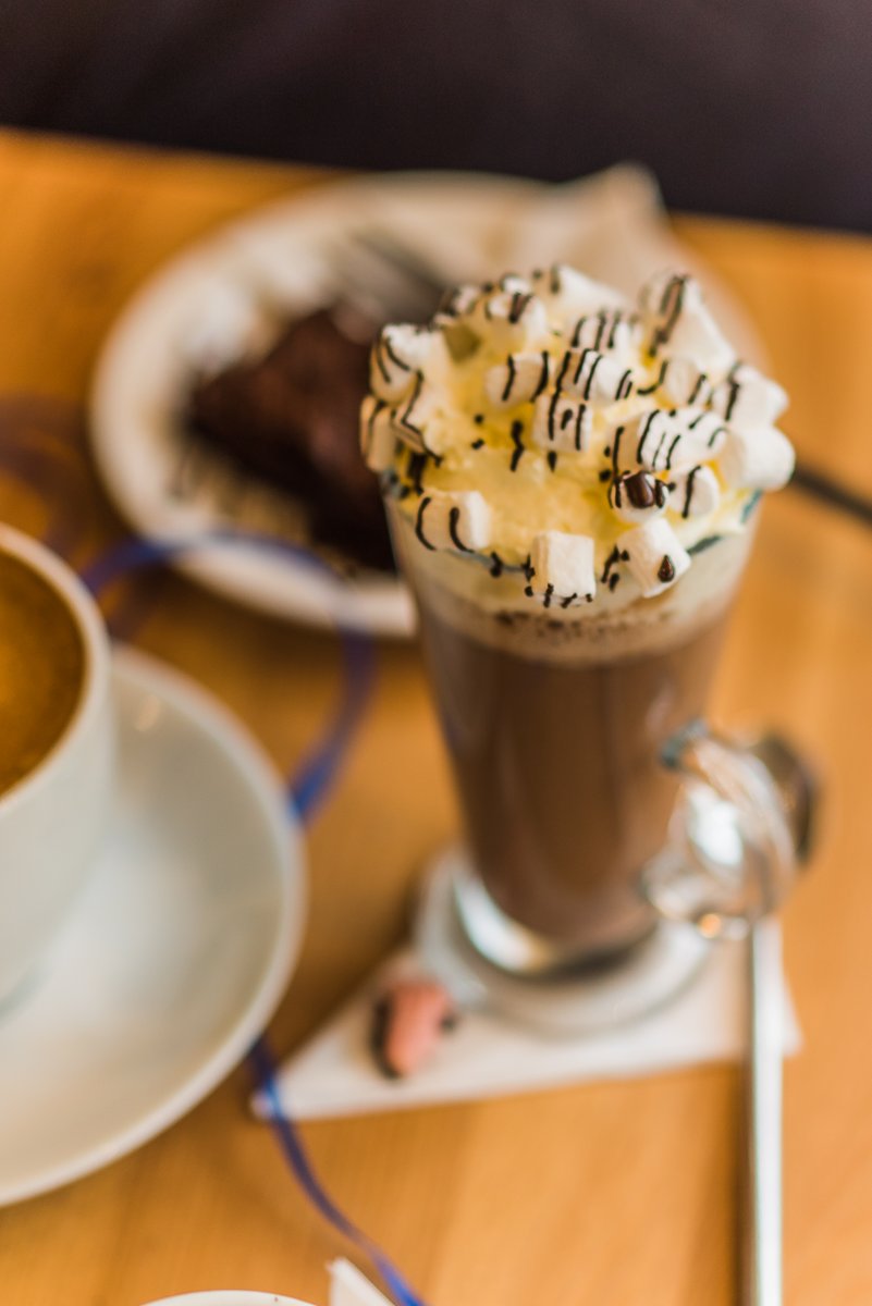 #warmup with the #bestbelgianhotchocolate ever, or so our customers tell us ❤️
Try for yourself #bridportmarket #shoplocal #shopsafe #takeawaydrinks #chocolatealeks