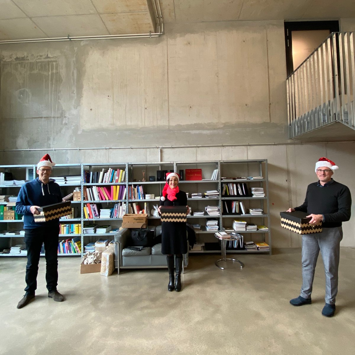 Bei Kammann Rossi waren die Weihnachtswichtel @CarstenRossiKR, Viola Kirchhöfer und <a href="/ChristianFill/">Christian Fill 📯</a> unterwegs. Wir haben Bücher verschenkt. Wenn euch die Liste unserer #Lieblingsbücher interessiert, könnt ihr sie hier herunterladen: kammannrossi.de/hubfs/Bu%CC%88… #welovemags