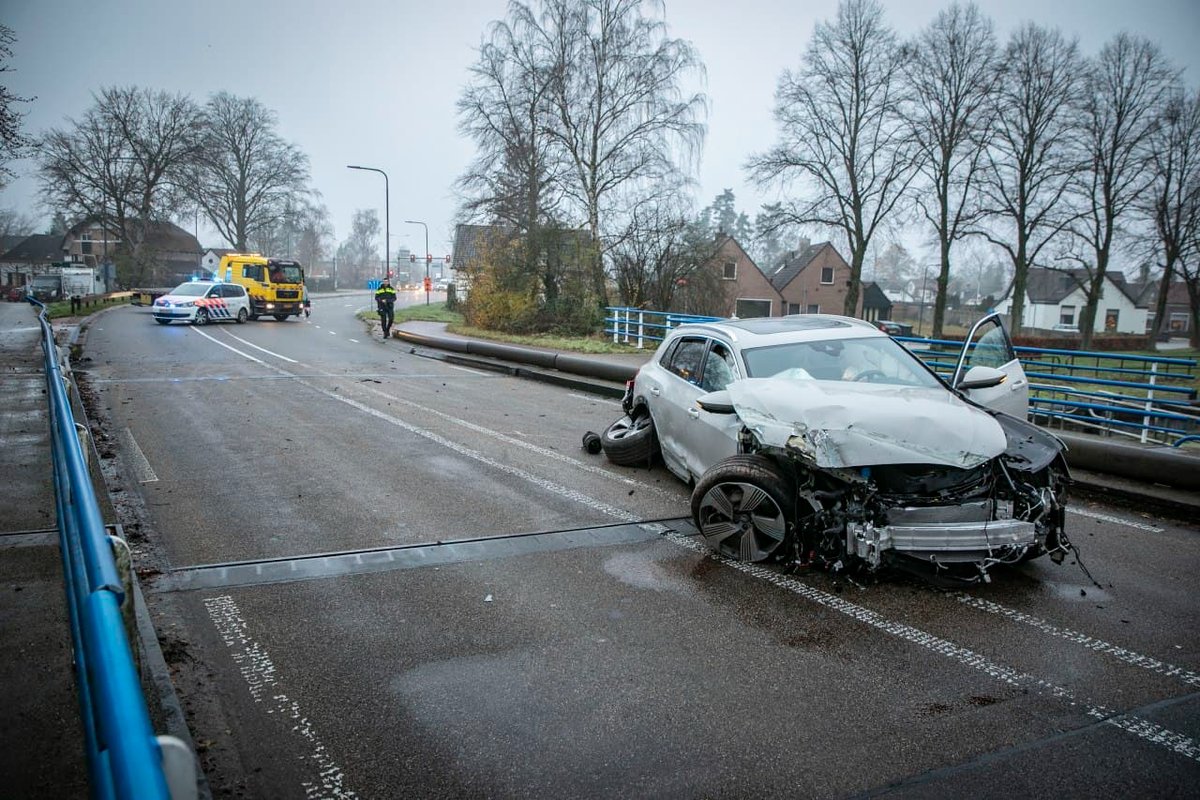 N348 dicht na ongeval op Dierense sluis, buurt bezorgd..