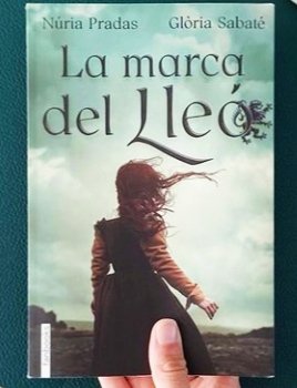 SabateMarin's tweet photo. Voleu saber quina relació hi ha entre la sabata de pedra que trobareu en una de les parets de la #CatedraldeBarcelona i la #MarcadelLleó? Llegiu, llegiu, l'aventura us està esperant... 😉😉
@NuriaPradas
@Fanbooks_
#Lij
#Barcelonamedieval
#fantasy #Magic https://t.co/qLKEvEkylg