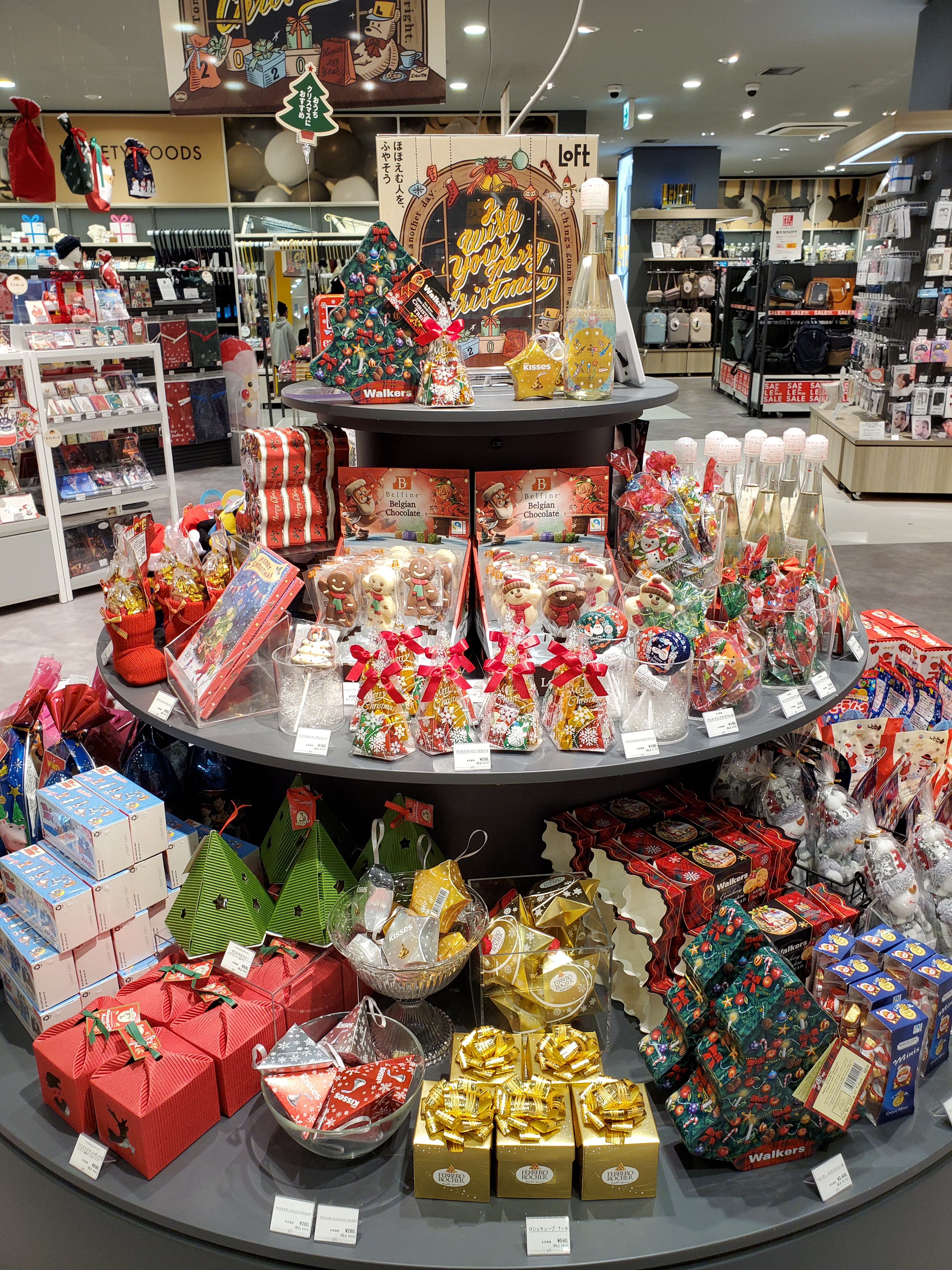 片町商店街振興組合 金沢ロフトのクリスマス この季節に嬉しい暖かグッズをはじめ クリスマスのお菓子やメッセージカードなどがいっぱい 親しい方へのプレゼントにいかがですか 住所 金沢片町2 2 2 片町きらら3f Tel 076 265 6210 営業時間 10 00