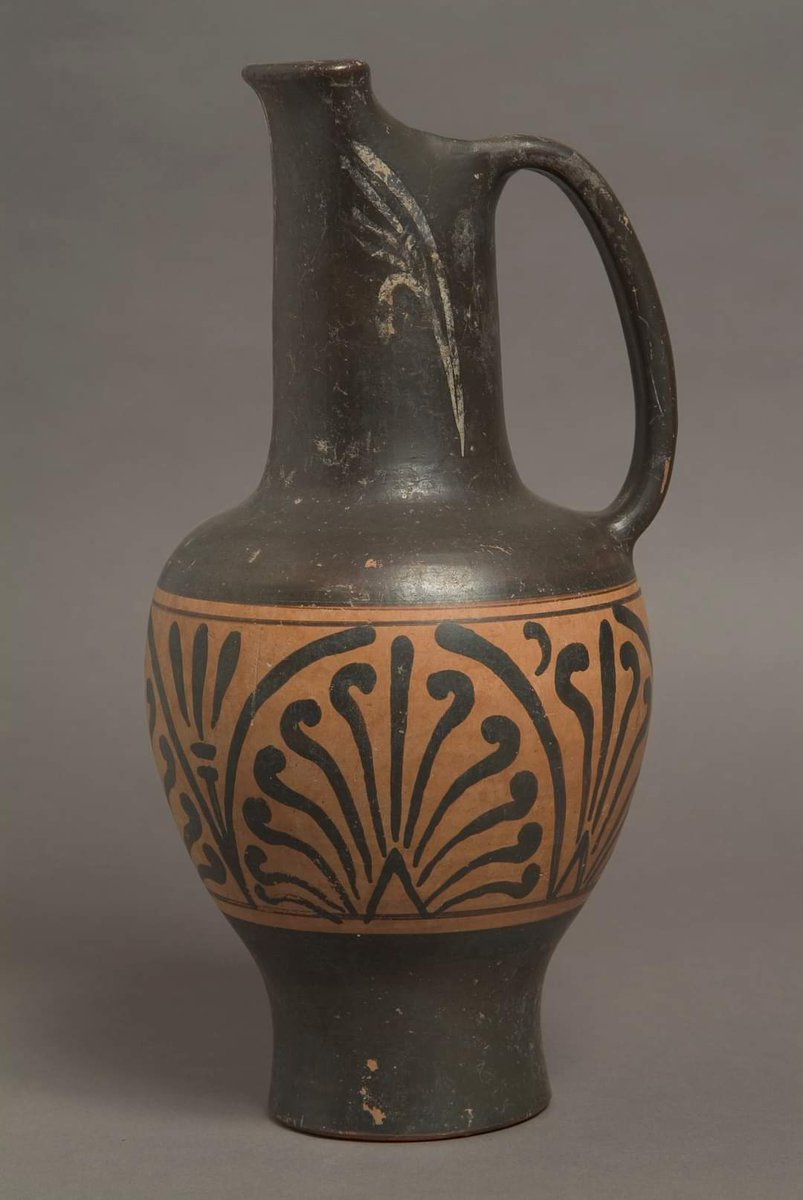 MuseoArcheoVene's tweet image. #DIFFICULTWORDS
Vases vary for material, shape, purpose and for the decorative technique, therefore are defined by several names. OINOCHOE is a Greek word to define a jug with one handle, used to pour wine or water. Its name come from the word “oinos” (wine) and “cheo” (I pour).