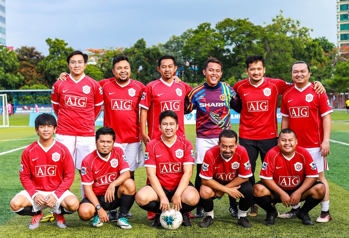 classicshirts's tweet photo. How good is this from rdjcindonesia on Instagram?!

A full team in the Manchester United 2006/07 Home and the 1992/94 Third. https://t.co/9KH1IOJI0M