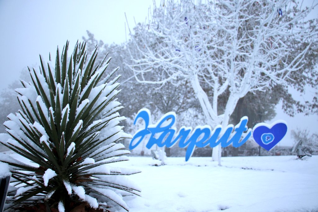 elazigtr23's tweet photo. #Harput'a mevsimin ilk karı düştü ❄️☃️

#elazığ 🌨️ #cometoelazığ ❄️ #winter #snow ☃️ https://t.co/08dtD07ASG
