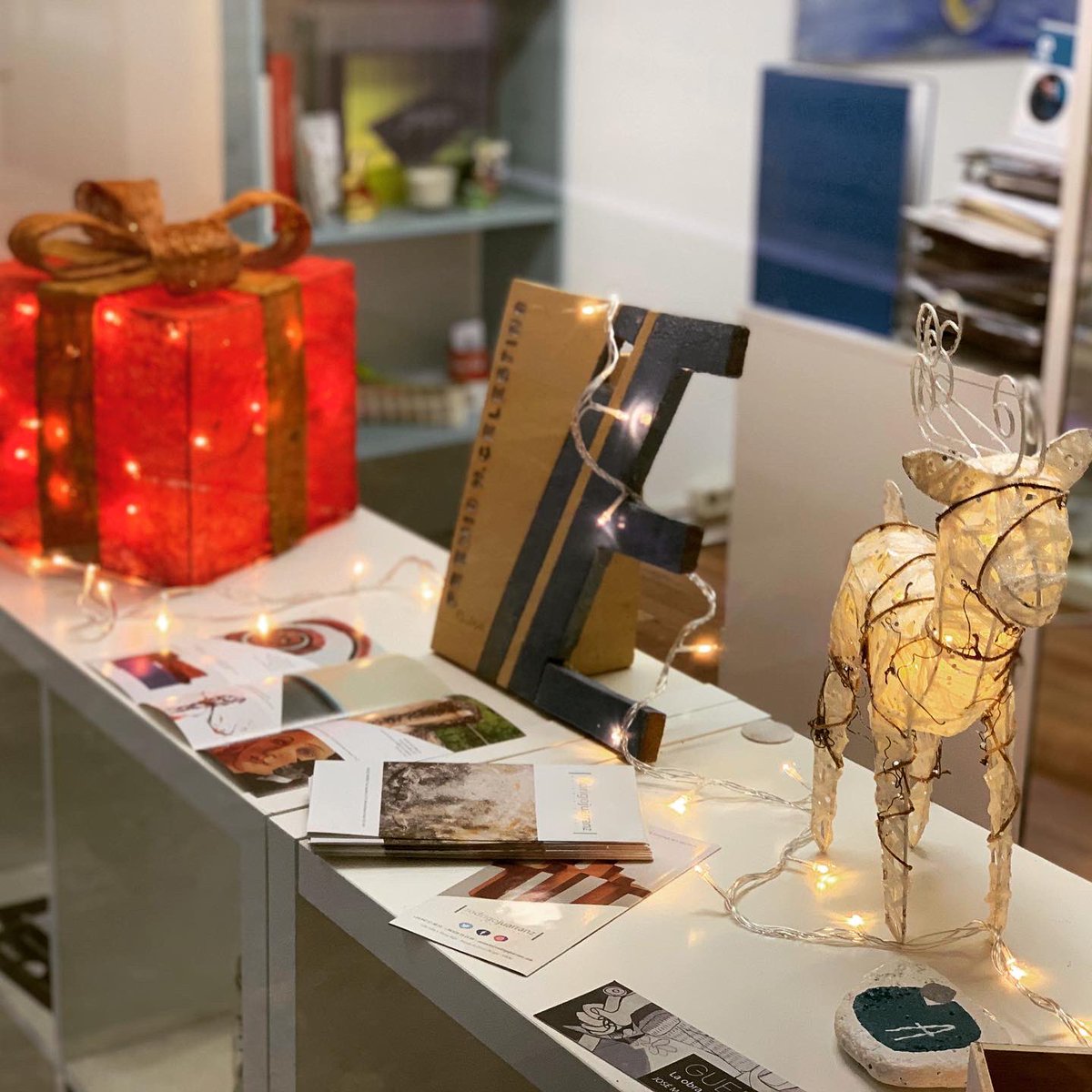 angelarivas's tweet photo. La #navidad ha llegado a nuestro estudio de #diseño como a todo el @CC_Isilla ¡ven a vernos! Disfruta del calor de las luces navideñas #design #web #socialmedia #digitalart https://t.co/qTu9U6AInB