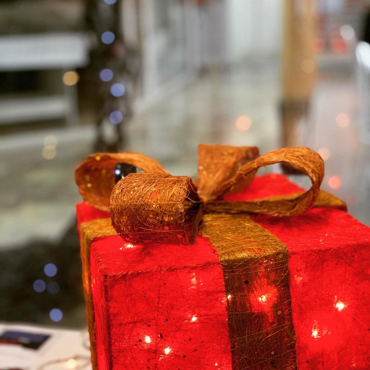 angelarivas's tweet photo. La #navidad ha llegado a nuestro estudio de #diseño como a todo el @CC_Isilla ¡ven a vernos! Disfruta del calor de las luces navideñas #design #web #socialmedia #digitalart https://t.co/qTu9U6AInB