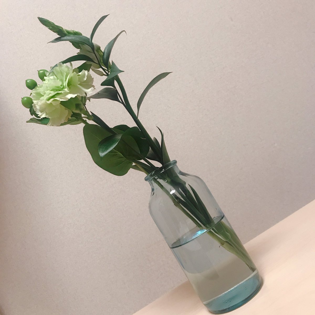 みくろっくみ 長めのお花を飾れる花瓶を探してたんだけど 島田製菓の瓶ラムネが求めていた花瓶になってくれた 味も美味しいのに 花瓶にもなってくれるなんて 嬉しくてお花買ってきた これで窓際に置いても風で倒れない