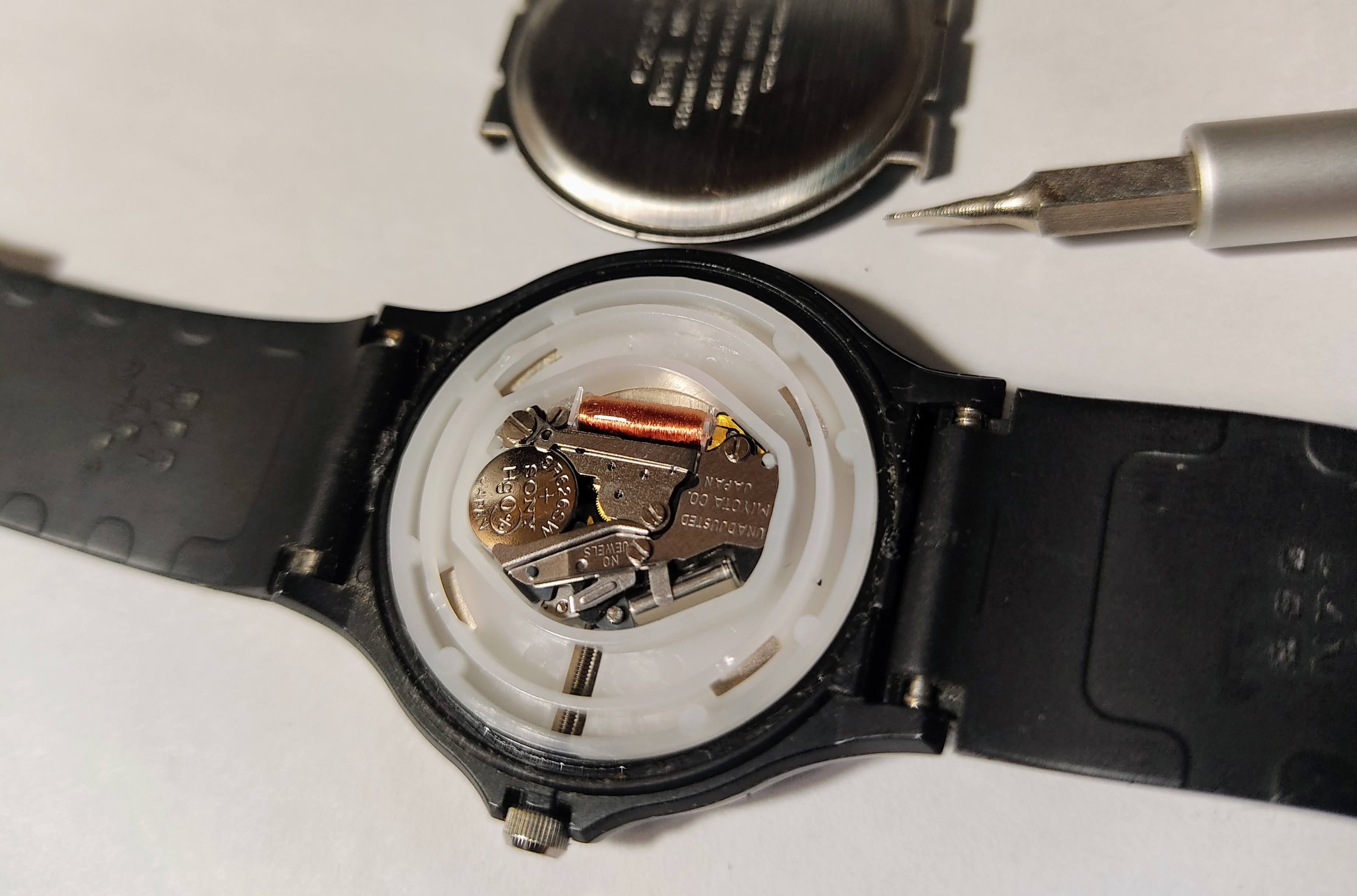 ひららうさお 電池が切れていたチープカシオの電池を交換した 腕時計の電池換えるの初めてだけど 案外うまくいったので良し 交換 費用 百均セリアで買ったsr626電池110円也 T Co Bsgbgvllbi Twitter