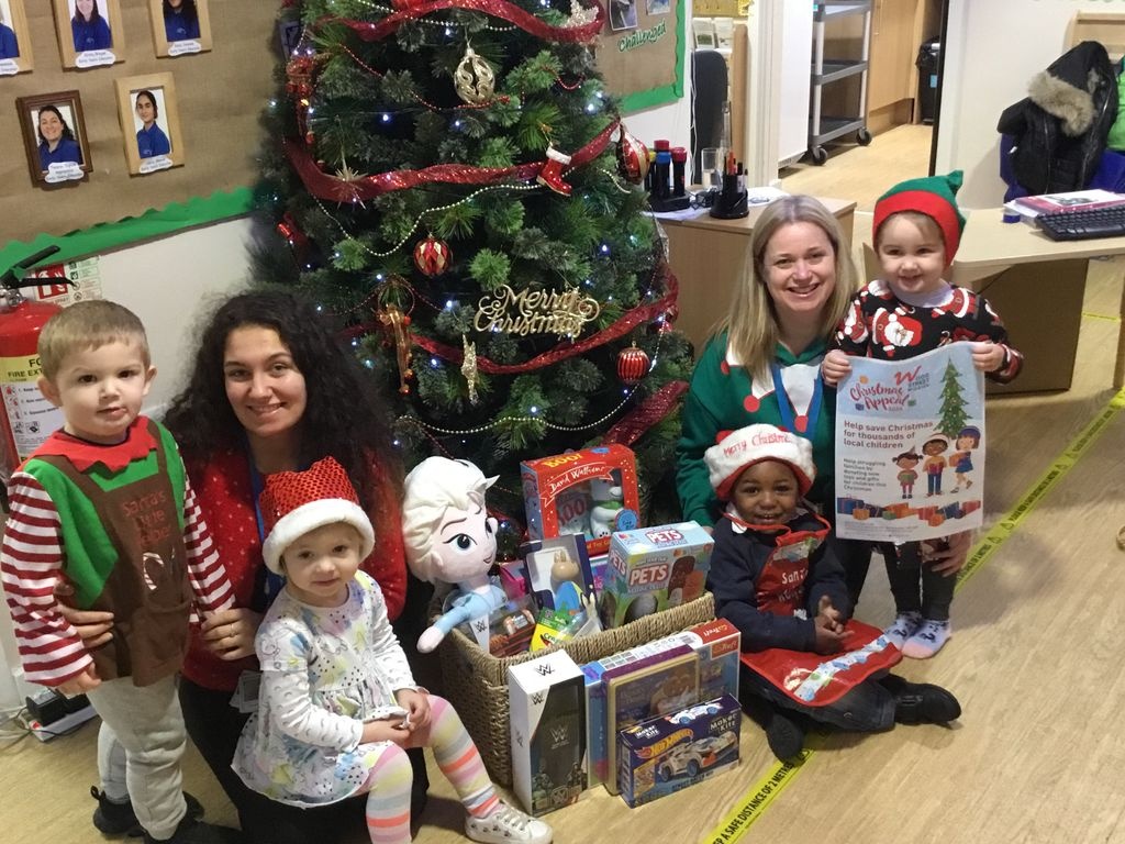 Kind staff at Barton Moss nursery gave up Secret Santa this year to buy  presents for @WoodSt_Mission and their #WoodStXmas appeal. Parents also donated - thank you! #SpiritOfSalford. Want to join this amazing team? We're recruiting orlo.uk/Early_years_jo… Apply by Dec 21.