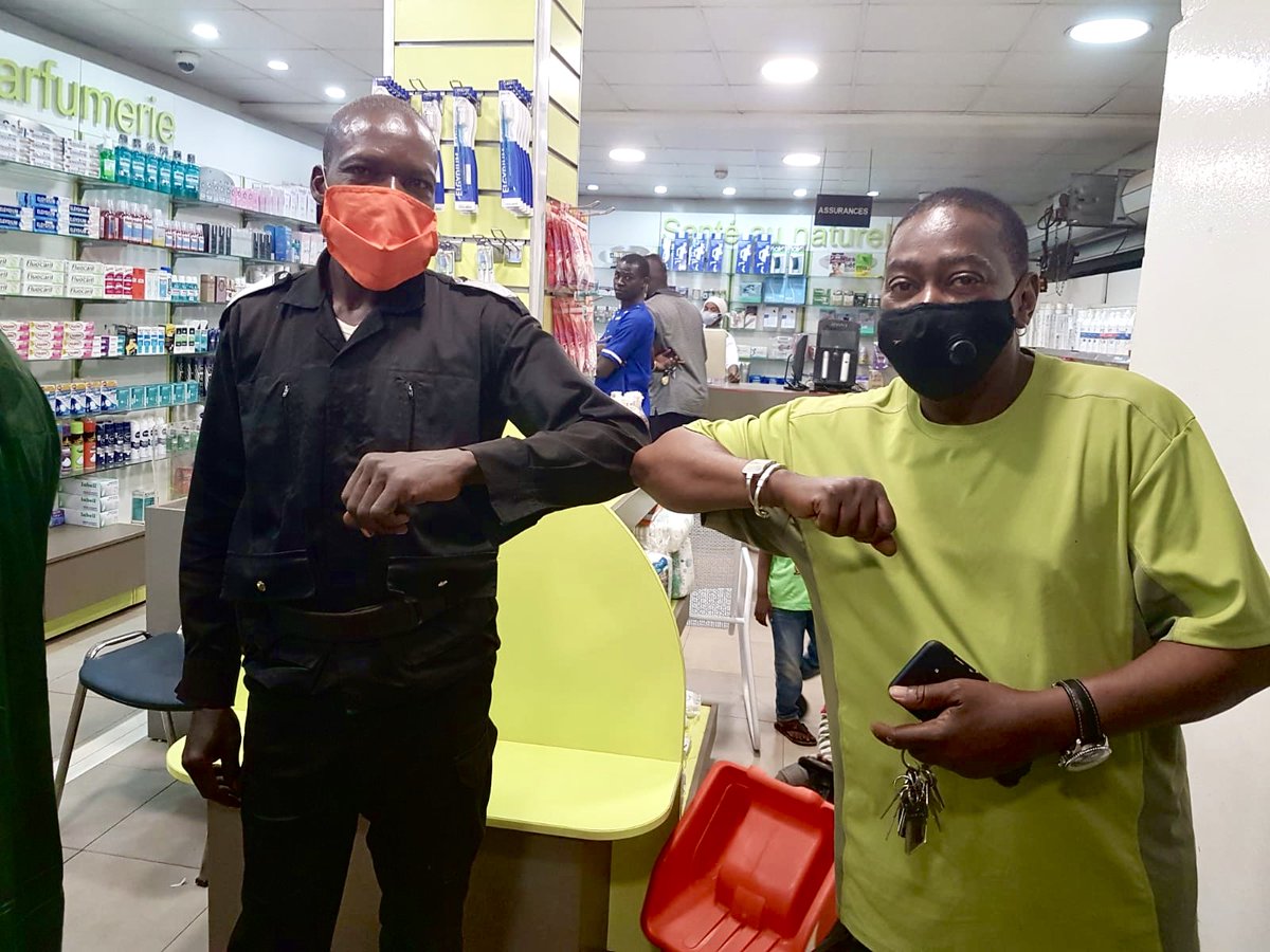 Le Coronavirus avance TRÈS vite au Mali. Nous sommes une nation accueillante et hospitalière, mais il faut fermer la frontière de notre nez et de notre bouche à cet envahisseur. Il n'a qu'à se noyer dans l'eau savonneuse et dans le gel désinfectant.
