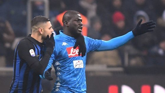 ZZiliani's tweet photo. Ma che bellezza: oggi, dopo l’uscita dal campo di PSG e Basaksehir per la frase razzista del quarto uomo, tutti antirazzisti anche nel nostro orticello. Peccato non esserlo quando il razzismo ci tocca da vicino: e accusiamo chi ne è bersaglio di vittimismo.
#Koulibaly https://t.co/L7u1KqQpuY