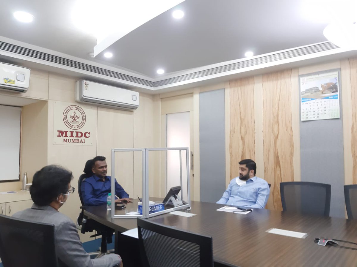 SalilADeshmukh's tweet photo. MIDC चे मु.का.अधिकारी श्री.अनबलगम यांच्यासोबत नरखेड MIDC संदर्भात जमीन संपादन करण्यासंबंधी तसेच त्याचा मोबदला देण्यासंबंधी विषयांवर चर्चा झाली.श्री.अभिषेक कृष्णा (Joint CEO MIDC) आणि श्री.झंझाळ (मुख्य अभियंता,नागपूर) हे देखील व्हिडिओ कॉन्फरन्स द्वारे उपस्थित होते.
#SD_Updates https://t.co/AkvPg7pFeA