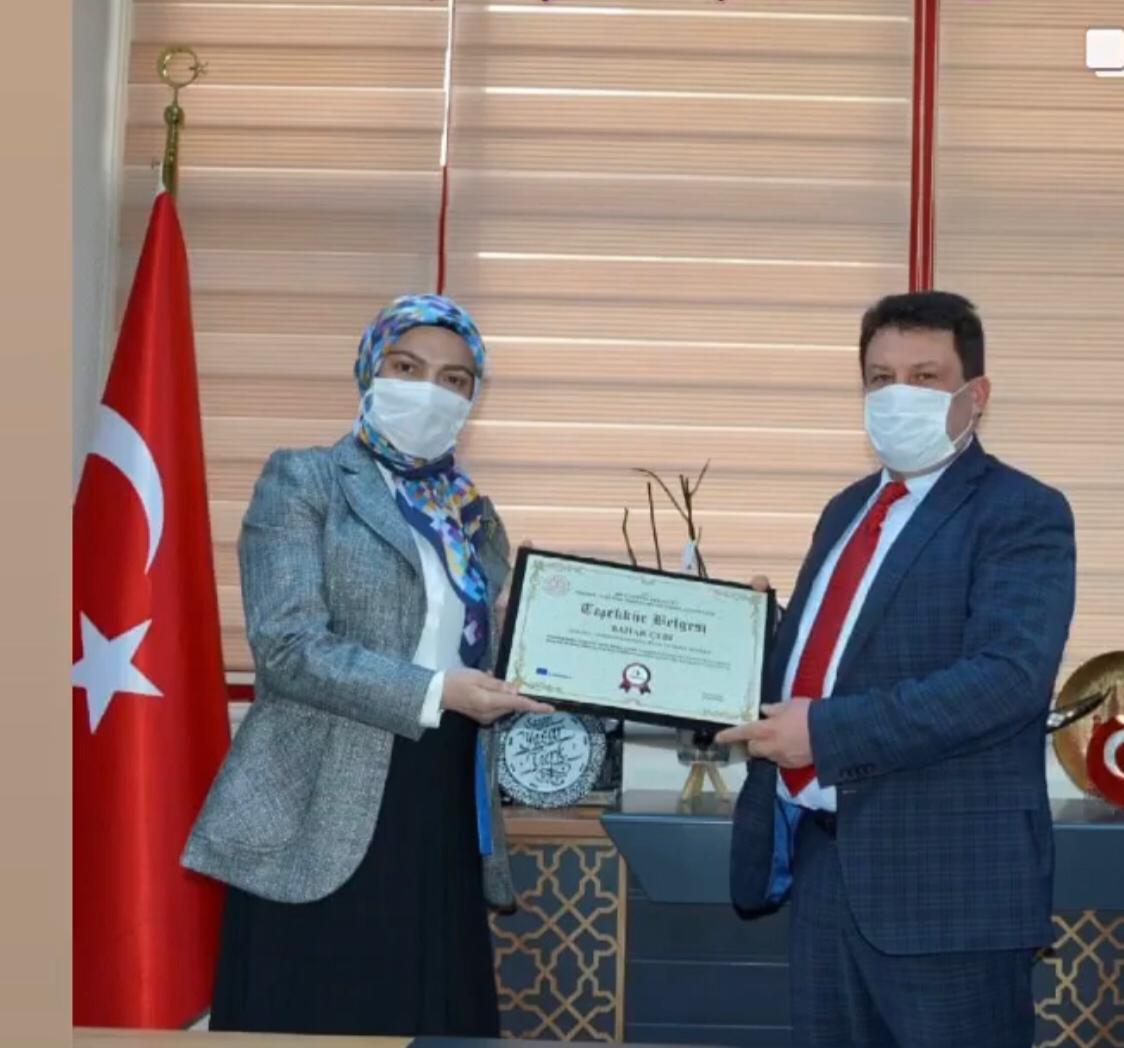 Okulumuz e-twinning proje Koordinatörü Bahar ÇEBİ, proje faaliyetlerinde başarılı çalışmaları nedeniyle teşekkür belgesi almaya layık görüldü. Proje çalışmalarında katkısı olan tüm arkadaşlarımızı tebrik ediyoruz. <a href="/cankayailcemem/">Çankaya İlçe Millî Eğitim Müdürlüğü</a> <a href="/BilsemMeb/">mehmet dur</a>