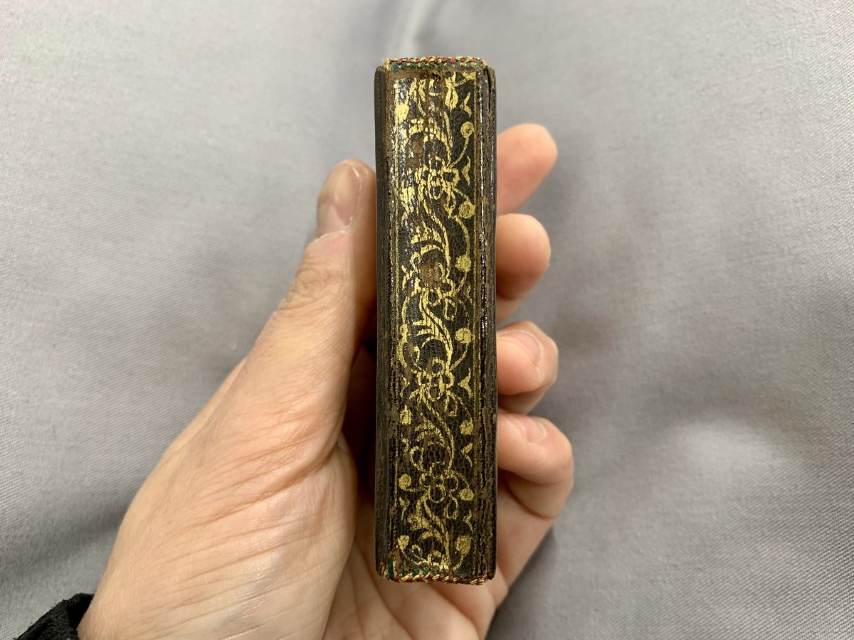 iamkristinesr's tweet photo. Not quite #miniature but certainly rather tiny. This gorgeously gilded Qur’an belonged to Wazir Ali Khan (1780—1817), the fourth Nawab of Oudh (21 September 1797 to 21 January 1798) @CBL_Dublin Is 1574, India 📚 #IslamicManuscripts #IndianManuscripts #MidweekManuscript https://t.co/29BNCxxX3Q