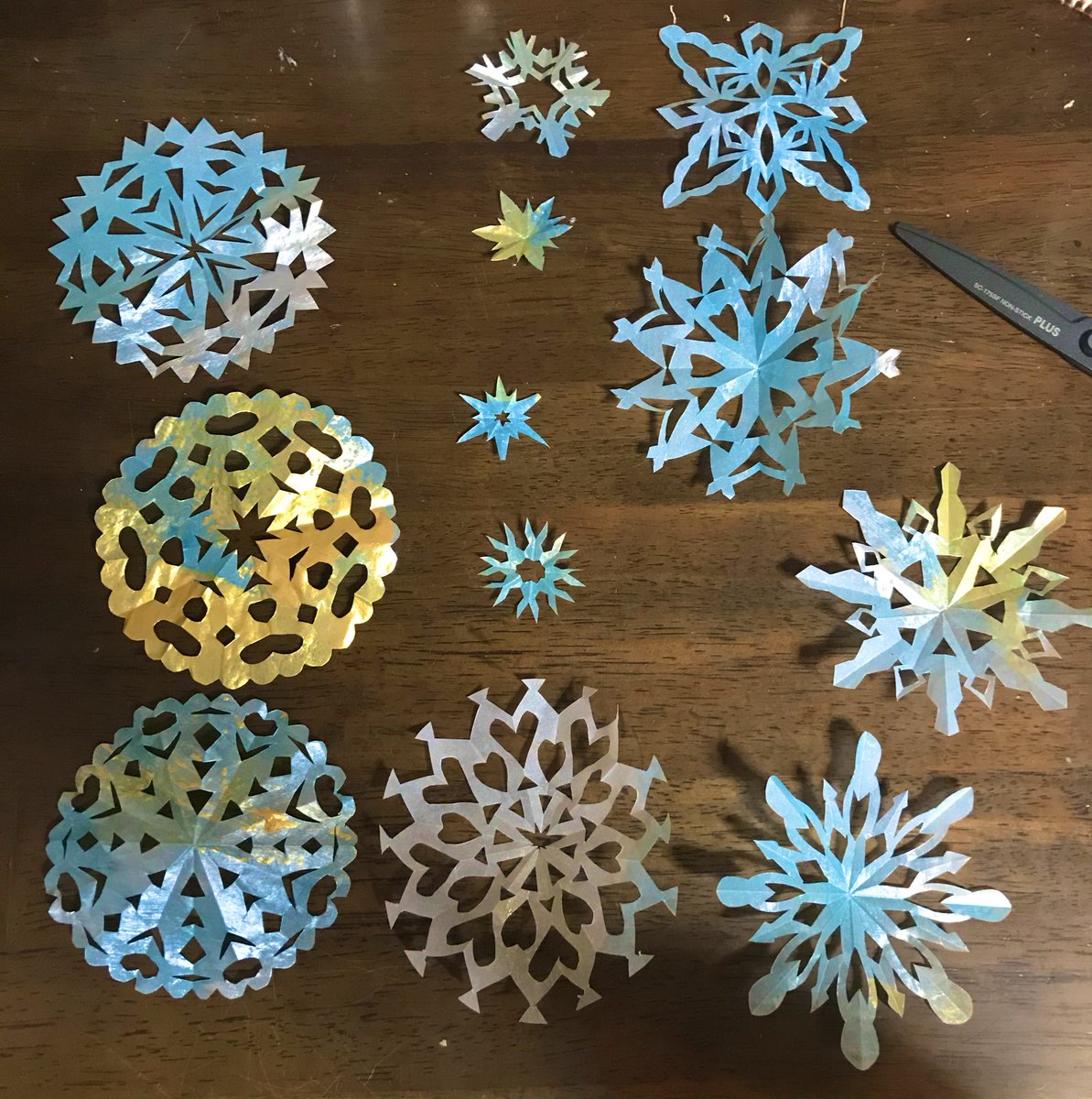 彩画堂 山形 手作りのクリスマス飾り 店内の飾り用にトレーシングペーパーとアクリル絵の具で雪の結晶を作ってみました 手間はかかりますが楽しい 彩画堂 山形 手作りのクリスマス飾り 店内の飾り用にトレーシングペーパーとアクリル絵の具で雪の結晶を作ってみました 手間はかかりますが楽しい