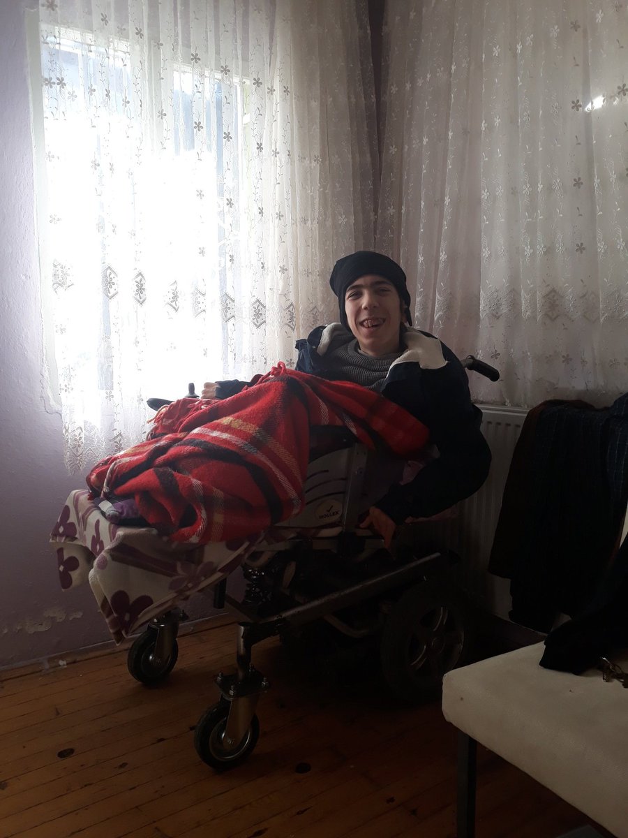 Duam belli duyan belli gerisi Allah kerim herkes kendi işine baksın degil herkes kendi içine yüregıne baksın dünya için gayret edin ıyılıkle dolduralım dünyayı bi gülüs umut degılmı ben evde egtımle liseyi bıtırdım arkadaşım yok annemle yasıyom hayatımın özeti bu