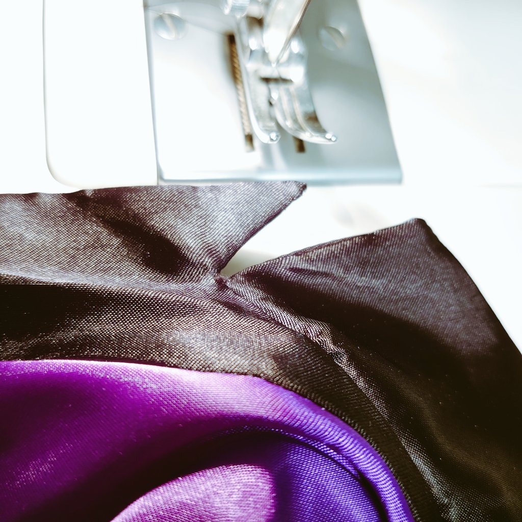 yu_handmade's tweet photo. しばらくTwitterをお休みしていたので
今日はもう1枚。

襟のラペル部分はきっちりと。

角度があるので
中の縫い代がごわついて
凹も凸も一苦労😂

光沢のある黒に裏地の紫が高級感💎

モストロラウンジみがあって
形になっていくのが楽しいです🥰 https://t.co/G9mnmZpeRi