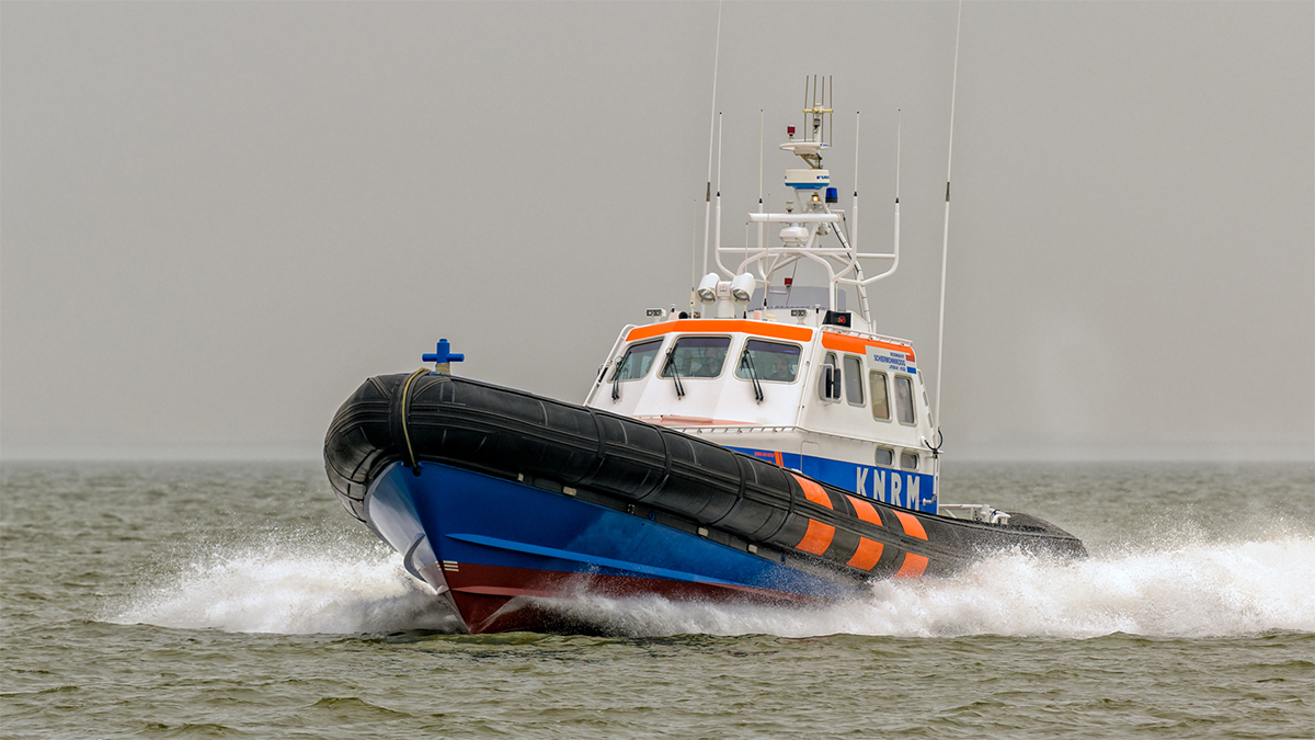 KNRM's tweet photo. Boven Schiermonnikoog is vanmorgen de UK-171 omgeslagen. De bemanning is gered door de viskotter TH-10. @knrmeemshaven, @KNRMSchier en @bms_bv zijn uitgevaren. De geredde opvarenden zijn door een van de KNRM-reddingboten aan boord genomen en worden aan wal gebracht. https://t.co/bApYzxgZqJ