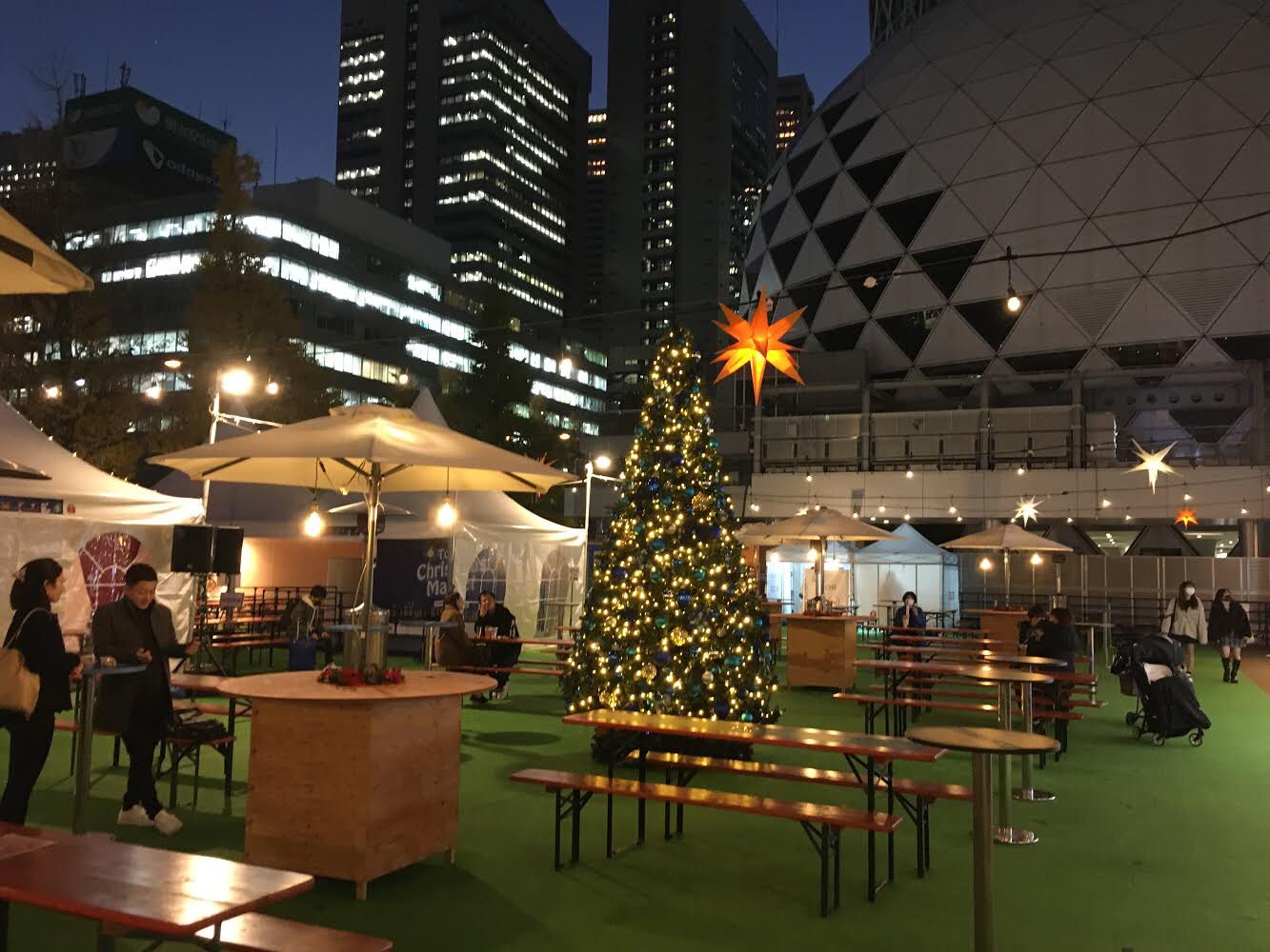 東京クリスマスマーケット 東京クリスマスマーケットin新宿 会場に鮮やかなブルーのクリスマスツリーが出現 新宿 西口から1分の 新宿小田急パーク のクリスマスマーケットでは金 土 日にはゴスペルやオペラの演奏を聴きながら美味しいグリューワイン