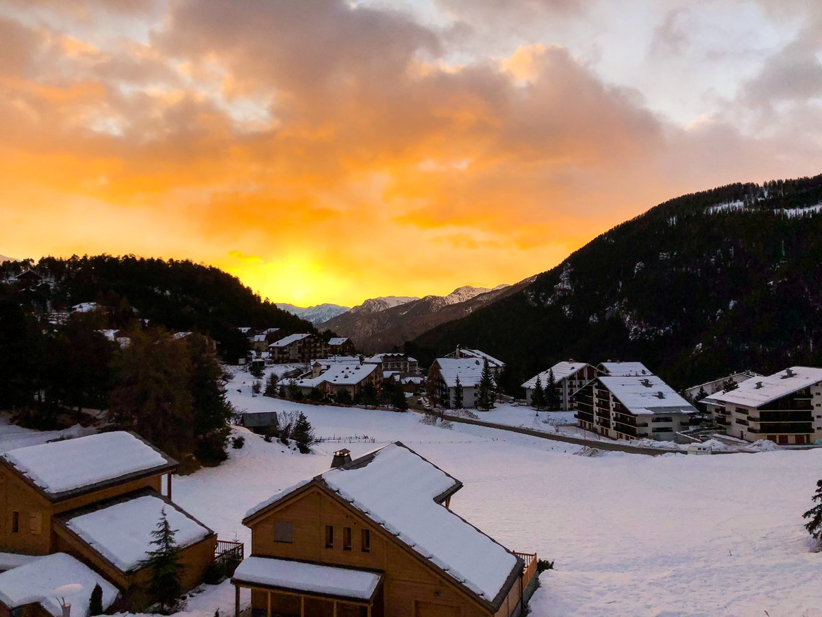 Il y a un an... souvenir d’un réveil de 🔥 sur #Auron. 🤩
.
.
#AuronCestMaStation #morning #StationsNiceCotedAzur #ExploreNiceCotedAzur #Nice06 #ILoveNice #CotedAzurFrance