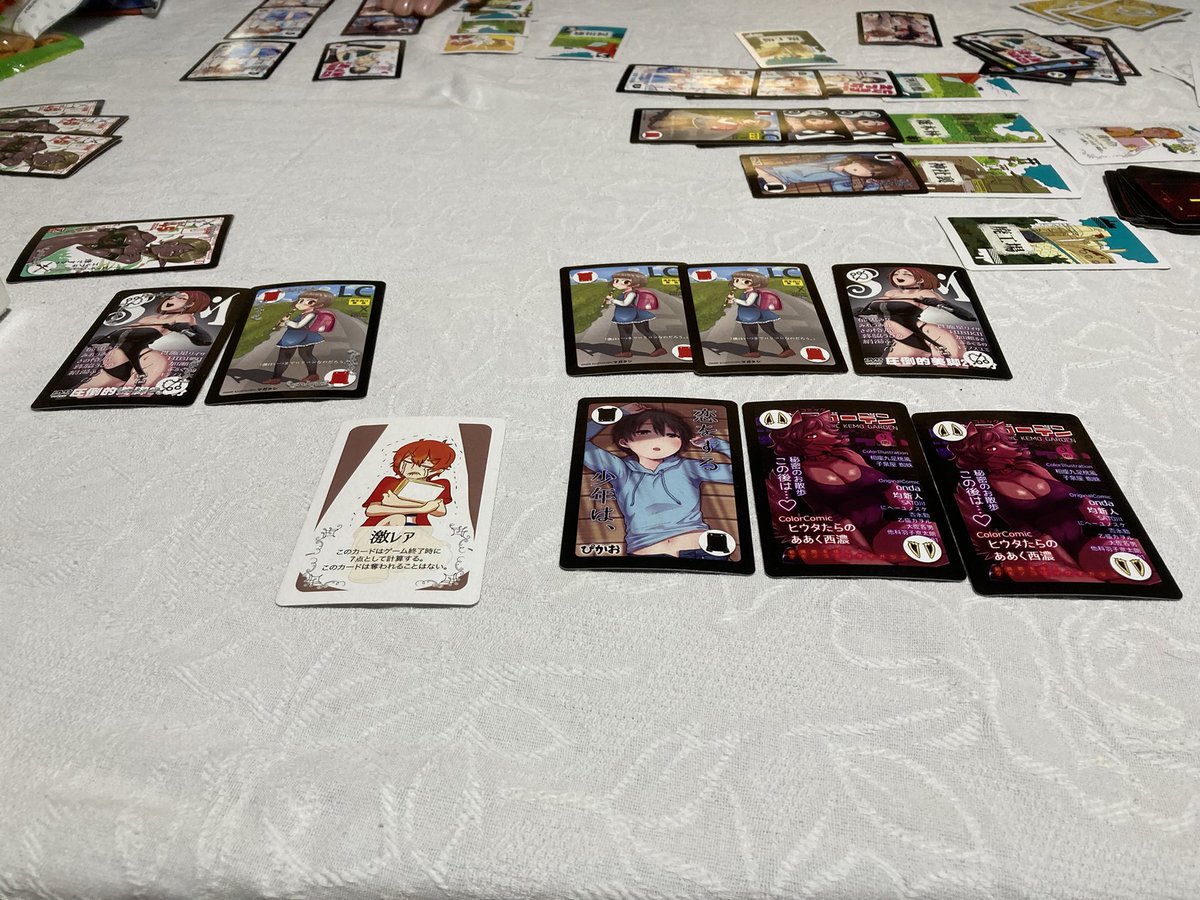 kntmb_bg's tweet image. とりぷるえっち
4人 初

落ちてるエ◯本を集めるバッティングゲーム

被るとお互い見て見ぬフリしてエ◯本が取れないぞ😨
性癖カードと一致したエ◯本を取れれば高得点😍

テーマとシステムの融合が上手！
ゲムマの品ってこういうのがあるからたまらない