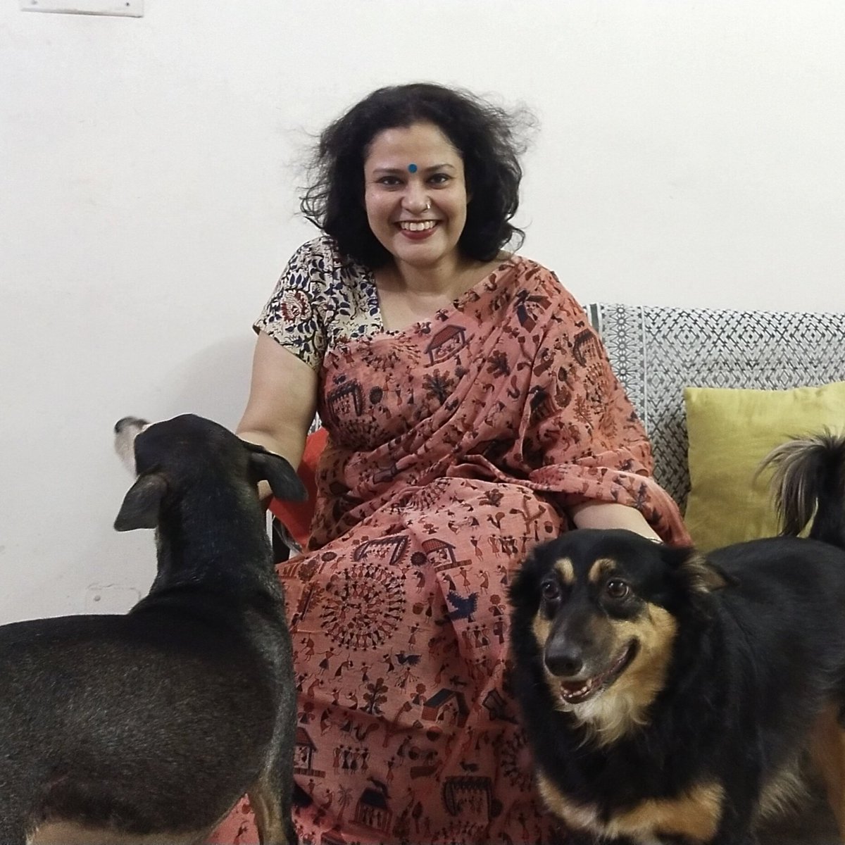 No photograph is complete without my babies... 
#dogsoftwitter #indiandogs #dogsarefamily #newsaree #suta