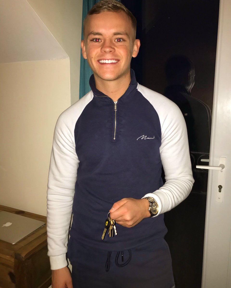 Finally moving in, 22 has been a good year 🙌 Really proud to have bought my first home 🏡 🔑