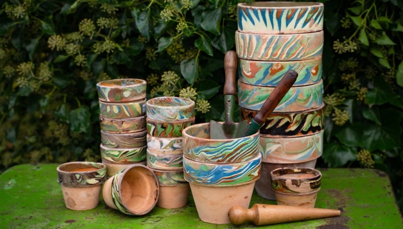 ej_metcalfe's tweet photo. @SunburyAntiques I'm looking for the lovely seller who sells vintage marble topped terracotta pots at Kempton. He's usually on the row nearest the track side in the middle - can anyone help? https://t.co/1v3JL0FwRU