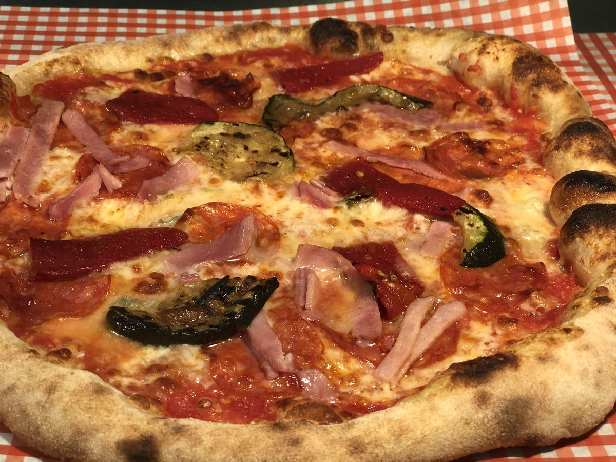 FlamesSFKitchen's tweet photo. Back open tomorrow night! #chingford #westessexlife #essexfood #foodie #50percentoff #freedelivery #supportsmallbusiness #flamesstreetfood #homemadepizza #chillibeefnachos #SupportLocal #skinonfries #london https://t.co/LL7fJpSQwZ