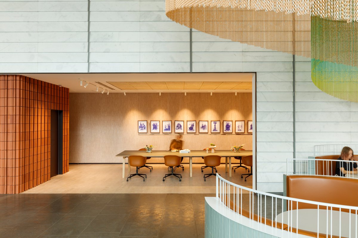 We are so in love with this elegant lobby space featuring our Corkform clicBAC flooring. Designed by @basha_franklin, this space creates an inviting area for tenants and visitors to socialize and collaborate. Photographer: Phillip Durrant. Product: Corkform Flux Stone.